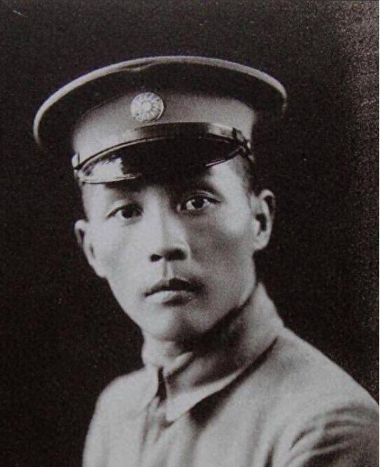[微风]1927年，钱大钧追求欧阳藻丽，但遭到她父亲反对，想不开的钱大钧走在路上