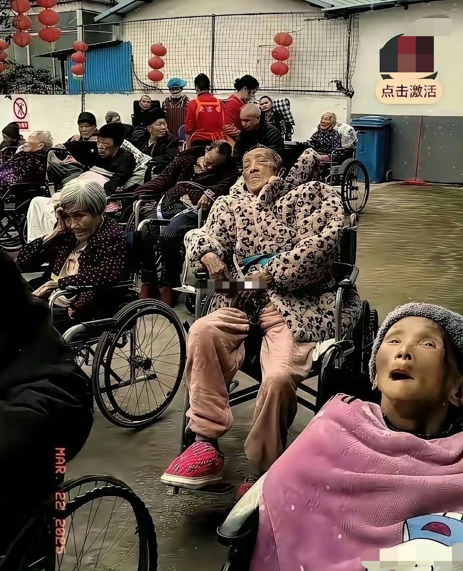 网友问：看到这两张图，你还敢不结婚不生孩子吗？年青人不婚现象 
结果网友们一个比