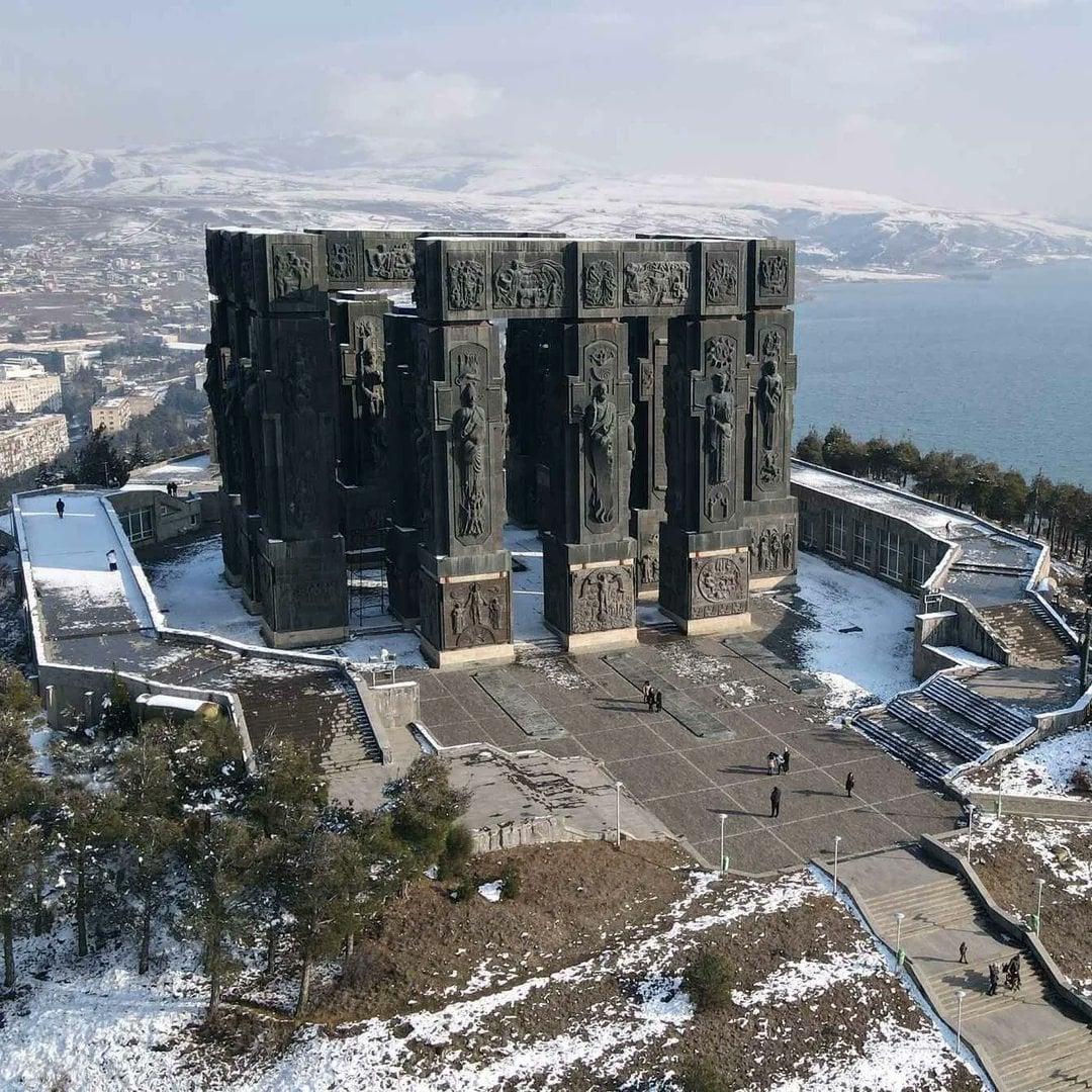 格鲁吉亚首都第比利斯的“Chronicles of Georgia”纪念碑群，建
