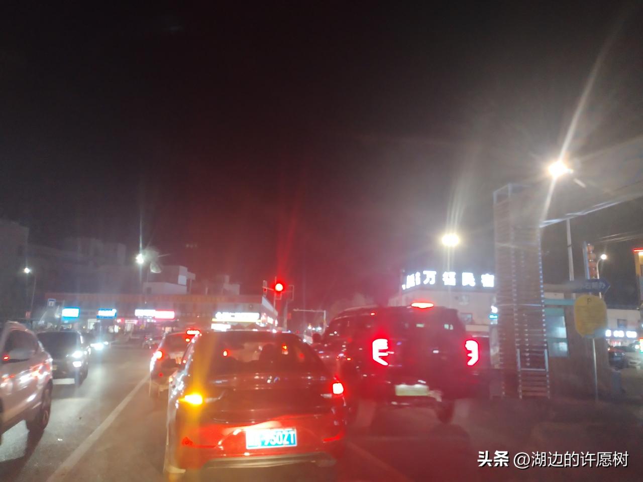 夜晚十点多的葛家沟，两旁农家乐、饭馆生意依然火爆，进沟出沟的车络绎不绝。谁能想到