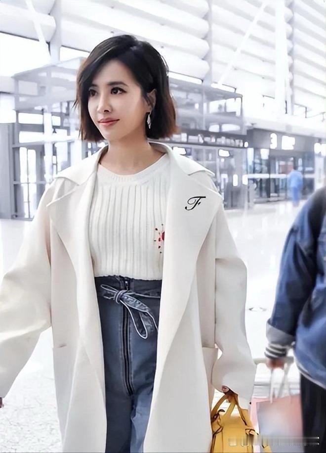 蔡依林这裤子拉链这么长？小天后还穿这么奇怪的衣服。 