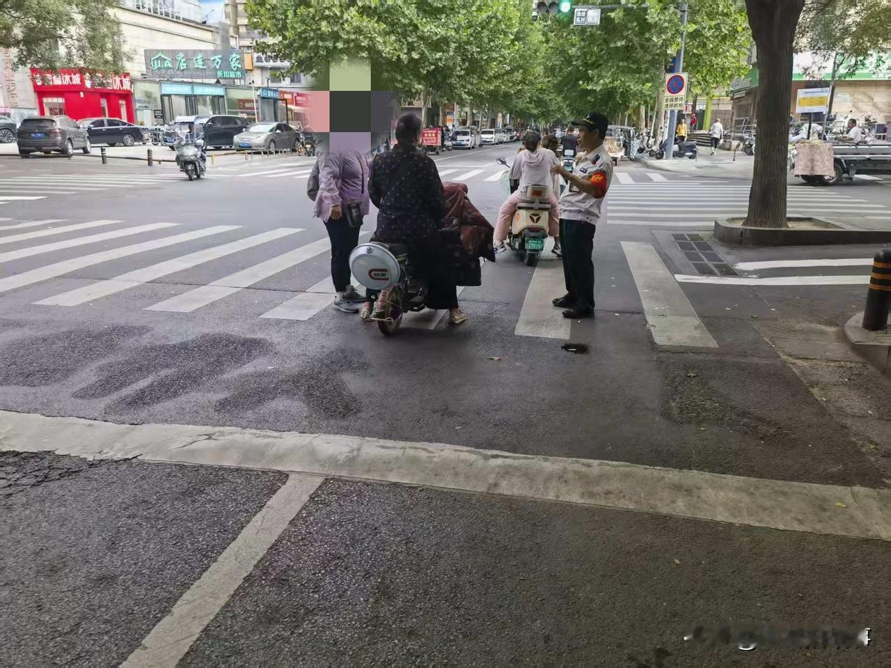 因为他们的出现，化解了一场纠纷！并教育了看热闹的！
2026年8月25日下午四点