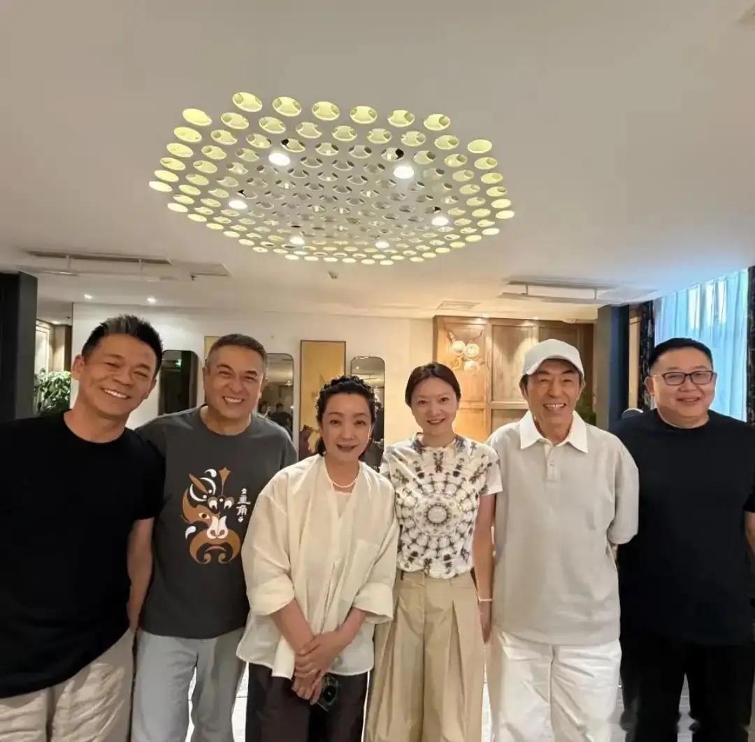 孙浩发了张《主角》庆功宴合影。张艺谋、陈婷、张嘉益、王海燕都在，所有人笑得自然。