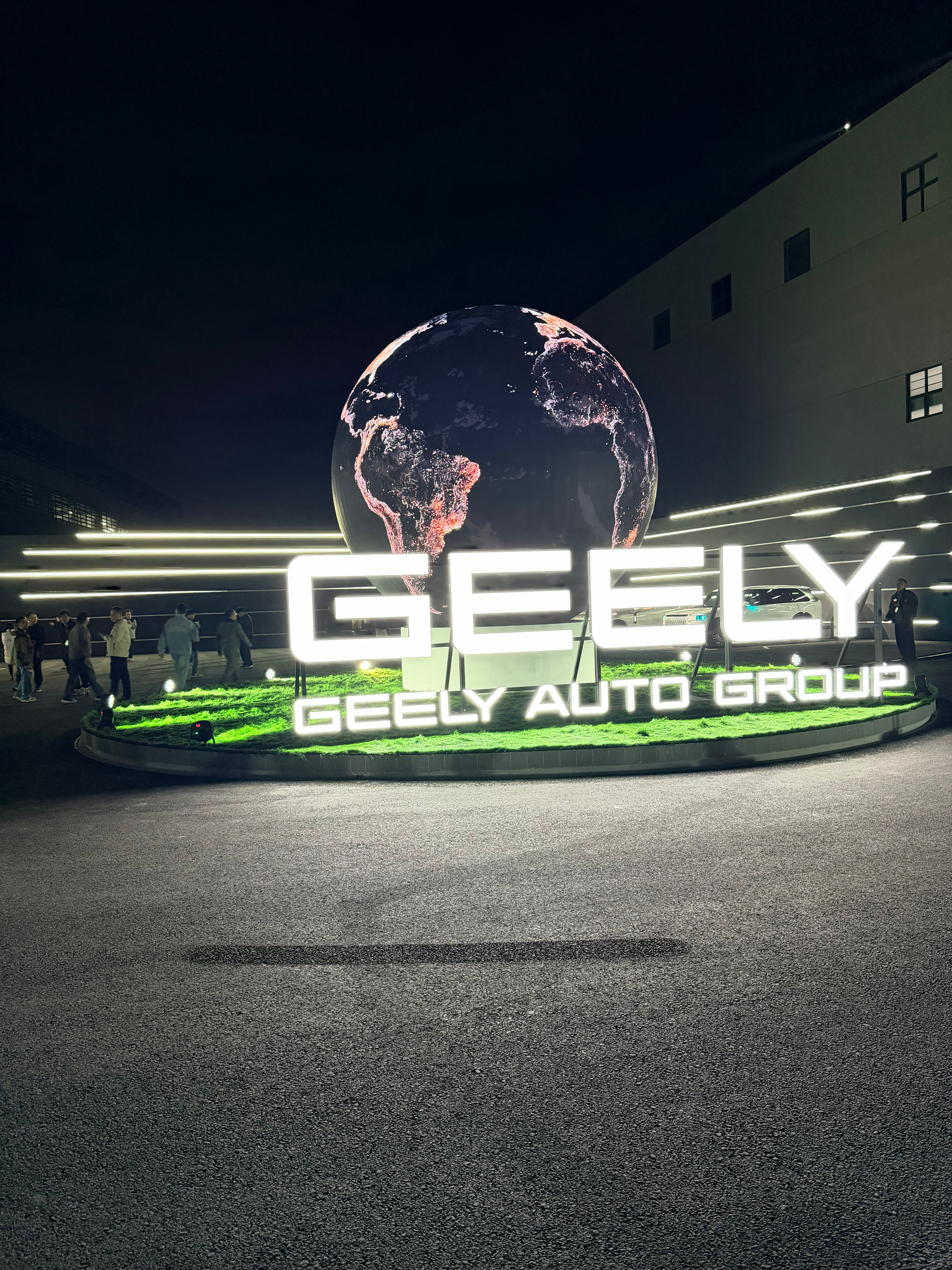 今天来吉利安全域中心参加发布会。活动现场就打出了，安全，就是吉利的标语。在吉利的