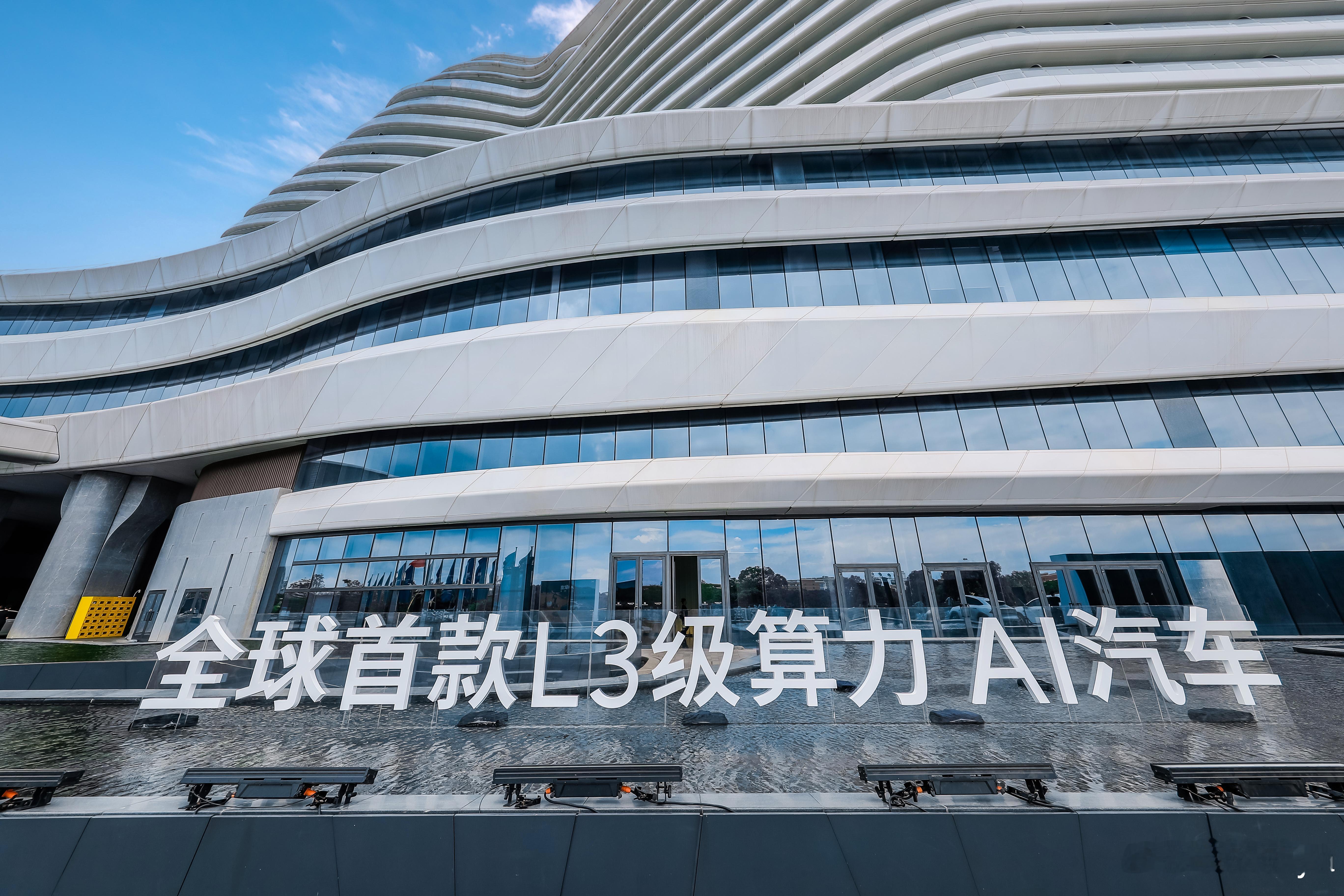 终于到了小鹏G7首秀现场！空间怪兽、图灵芯片、AR-HUD……今晚19:30，等