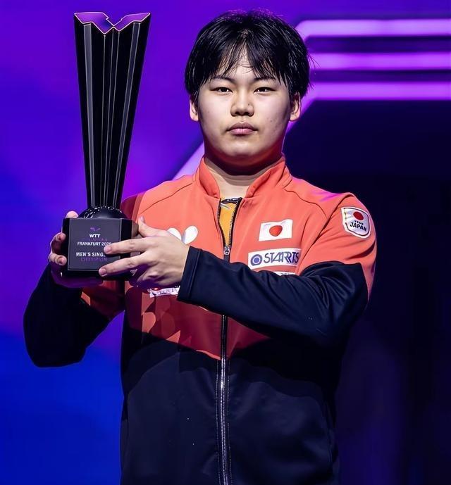 松岛辉空是07年的，今年才18岁，他是国乒队员看着长大的孩子，他的父母都是乒乓球