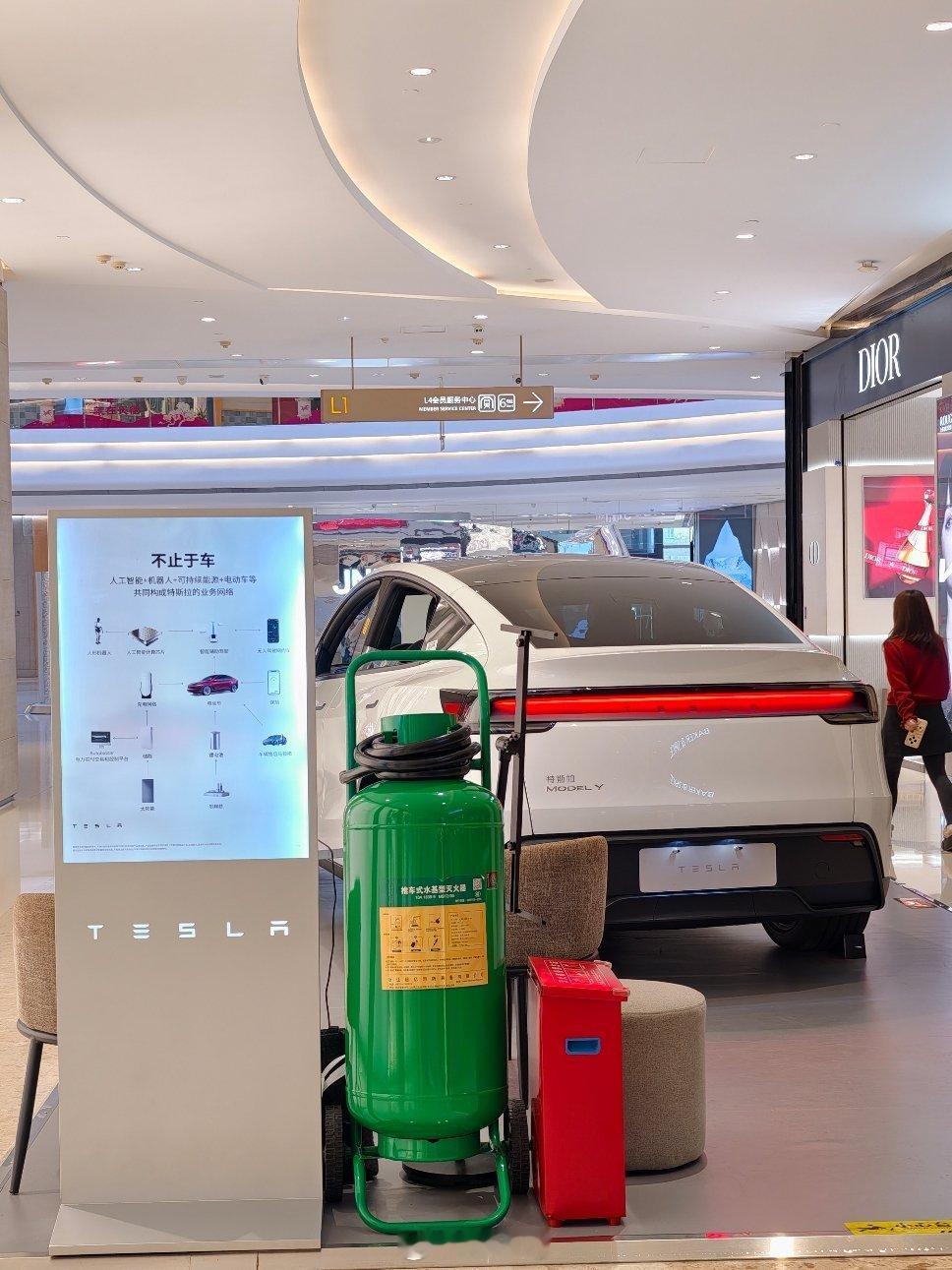 商场的Model Y 展台边上放了个巨大体型的灭火器🧯，有这个必要吗？新能源汽