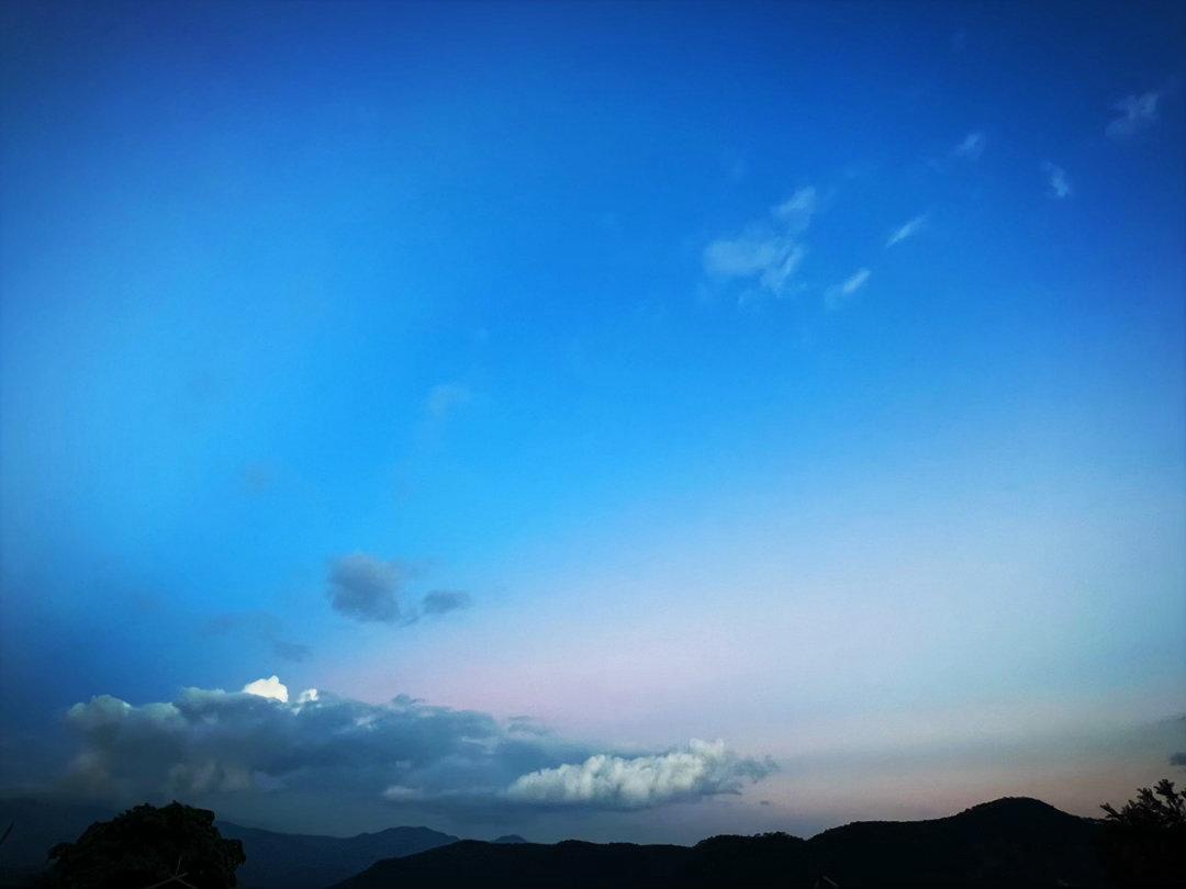 今天暮光这张更像风景浮世绘此时此刻 20260914。周一。八月初四。冒个泡 ​
