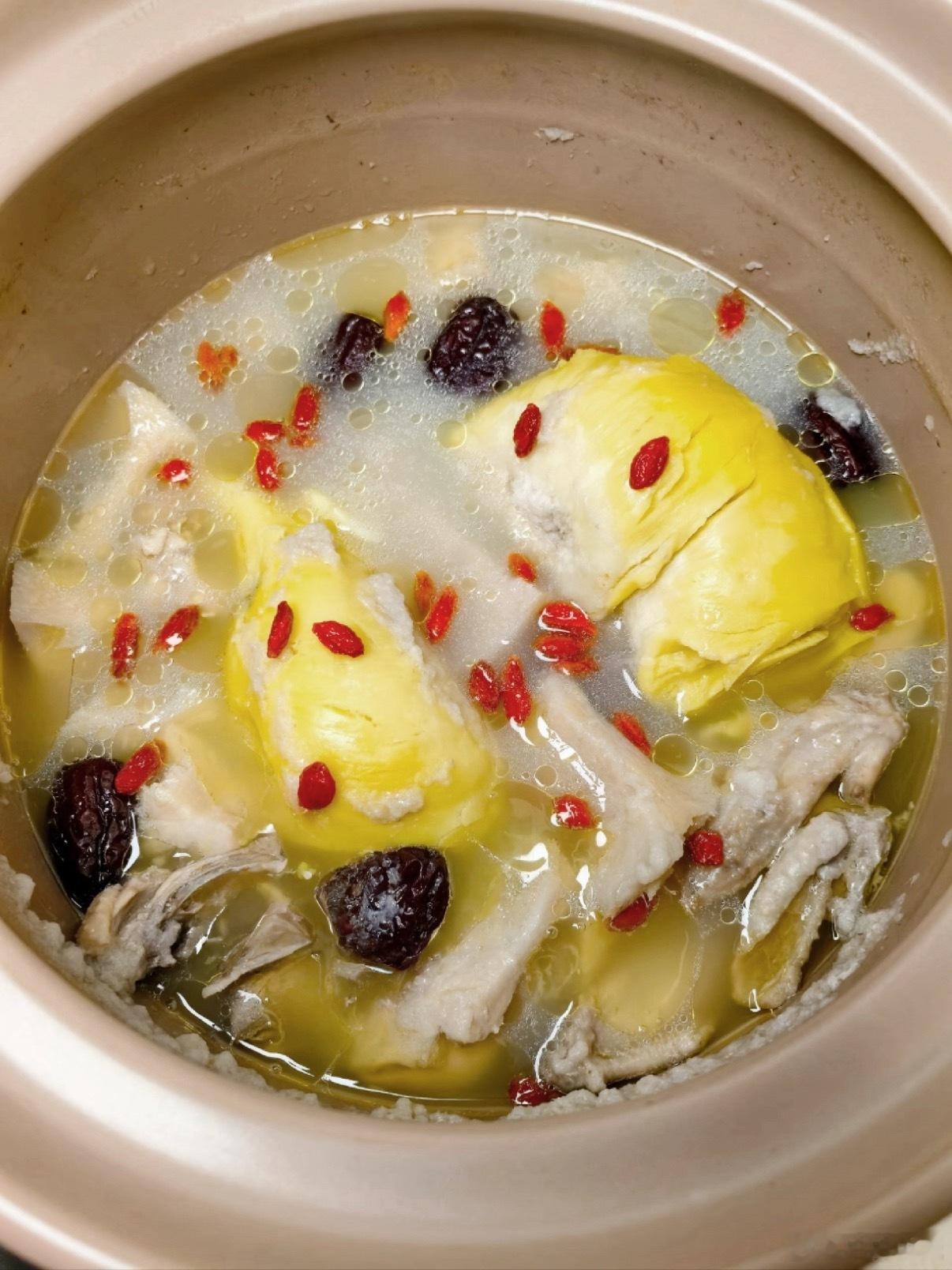 无法想象榴莲和鸡汤放在一起会是什么味道，我一直觉得榴莲可以直接吃，冻着吃，烤着吃