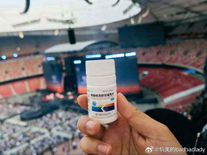 震惊，孙燕姿粉丝带的什么药去日落演会？？还P图🧼💊蔡依林粉丝。 
