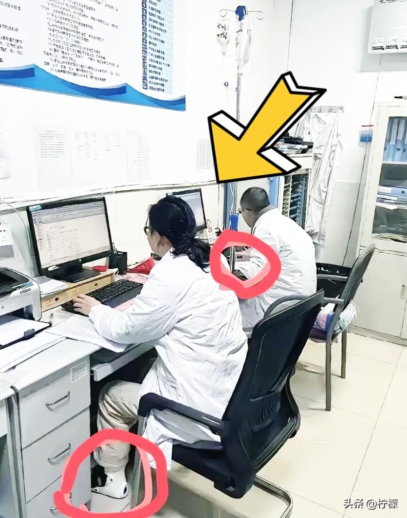 如果你在医院医生办公室看到这样的场景，还会觉得看病难、看病贵吗？还会对医务工作者