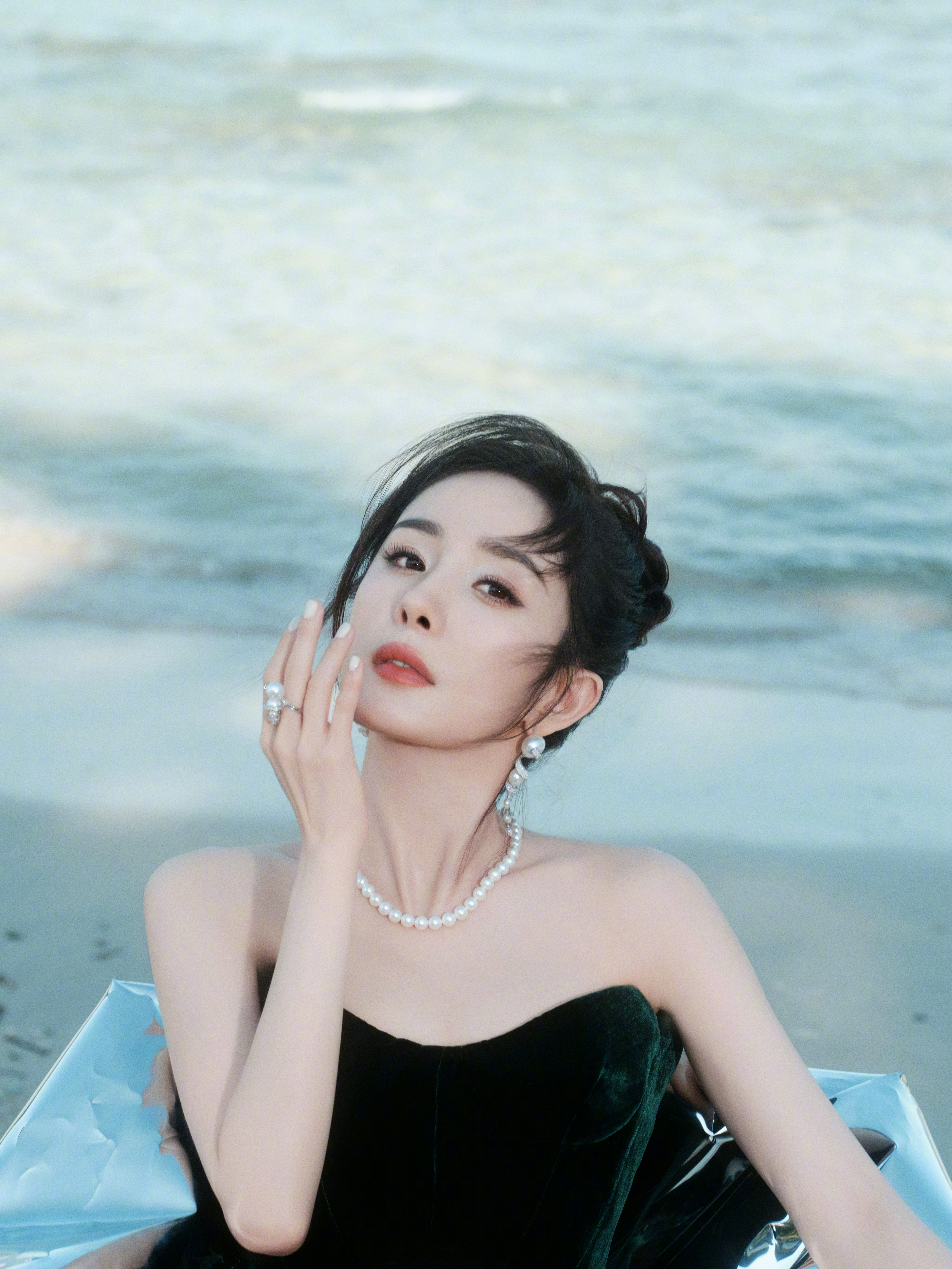 杨幂  优雅#杨幂复古丝绒绿裙##杨幂发文说2024作品相见# #思梦给杨幂化的