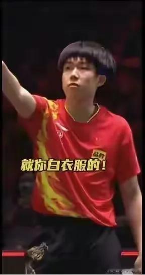 同是遇到闪光灯，一个气势如虹，一个小心翼翼！[赞][赞]#运动员的小细节# #尊