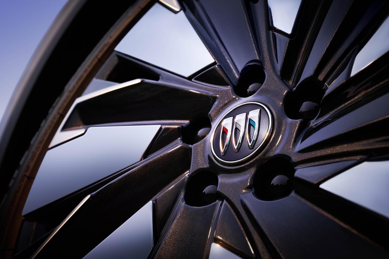 如何才能做到盲选也能获得满配的体验？那你不妨看看16-21万的别克至境E7。
