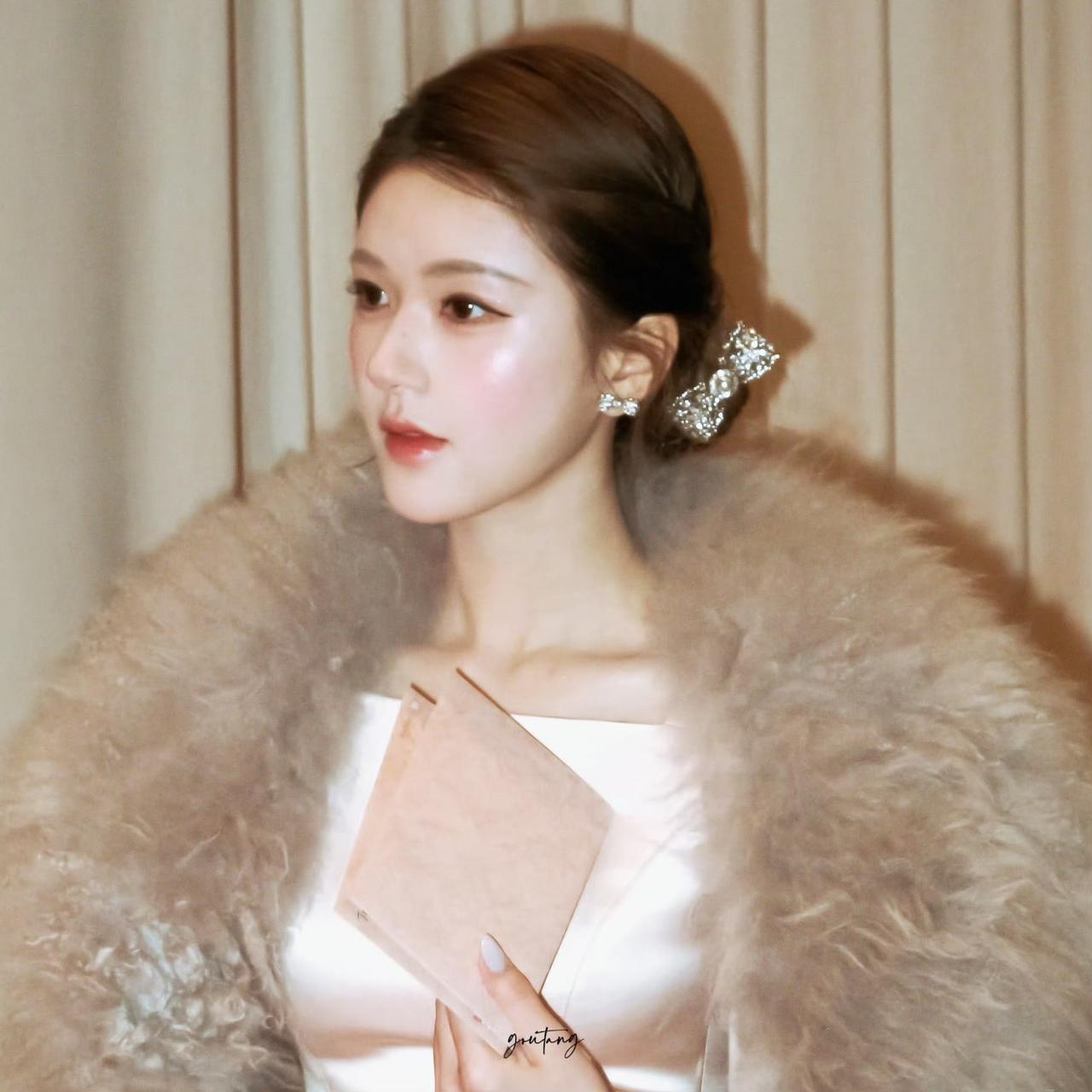 从甜美邻家到光芒万丈，赵露思的气质修炼已然进阶。一袭简约剪裁的裙装，身姿挺拔，眼