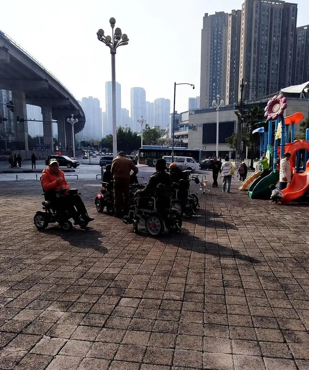 五十几岁的邻居阿姨，冬天也天天洗澡，那天反锁浴室门，水声突然停了。
家人撞开门时