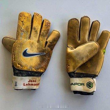 这是莱曼在阿森纳49场不败赛季中使用的手套……德国籍枪手名宿莱曼表示：阿森纳拜仁