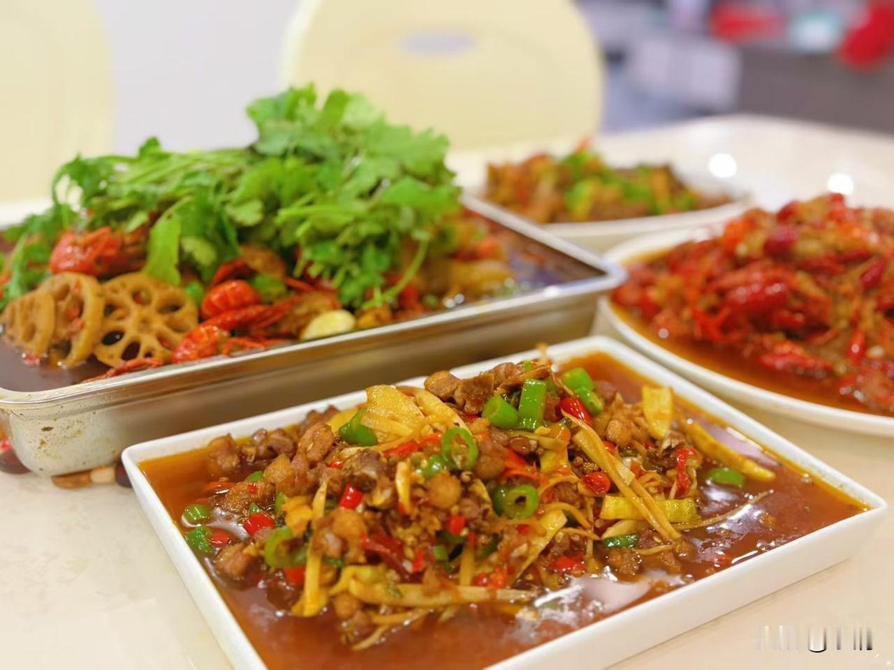 吃龙虾的季节怎么辜负美食！笋子烧龙虾，不一样的口感，吃出龙虾新花样！[赞][赞]
