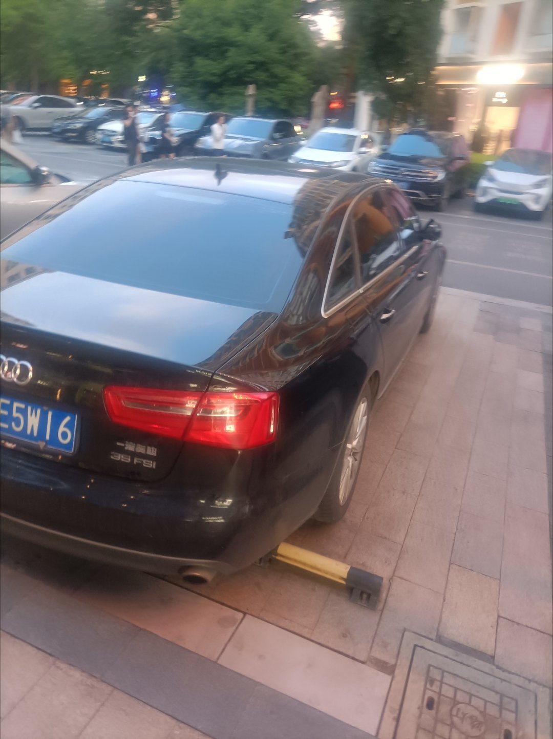 发现了吗？夫妻俩，只要是一起坐在主副驾驶位，车轱辘一开始转，坐副驾的人一说出和驾