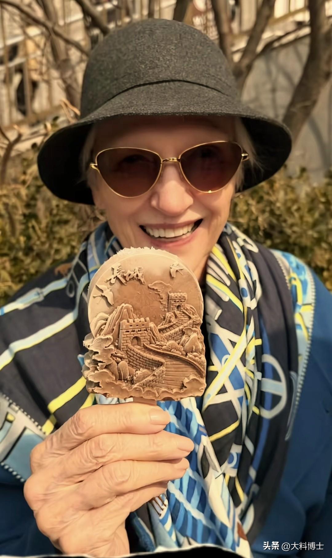 马斯克母亲游览长城，吃中国雪糕！梅耶·马斯克打卡八达岭长城，定居中国热爱文化
 