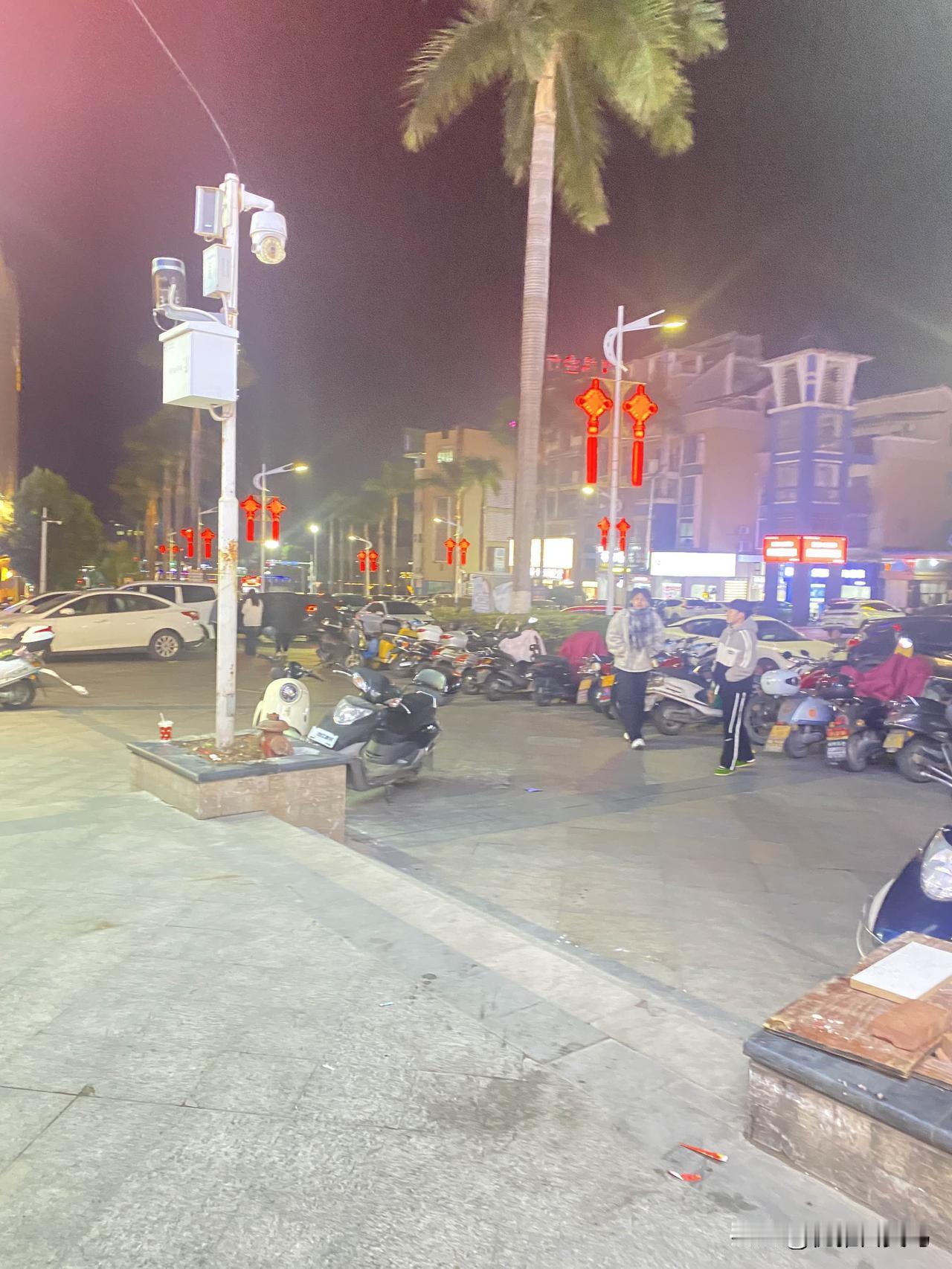 平日里和和睦睦，不吵不闹，遇事互相搭把手，老人健健康康能唠嗑，孩子平平安安长大，