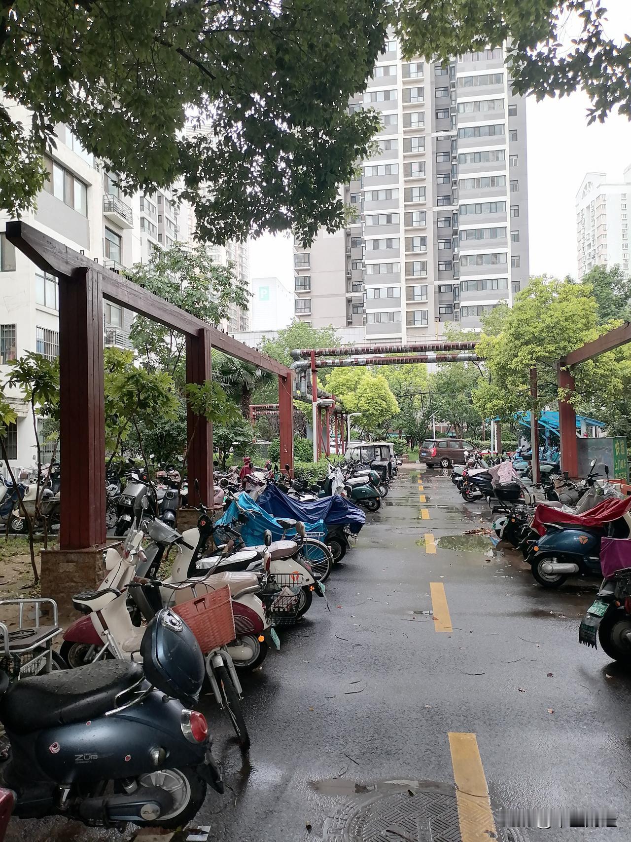 晒图笔记大赛人车不分流的小区，实际上，不仅仅是汽车停放的问题，电动自行车的停放也