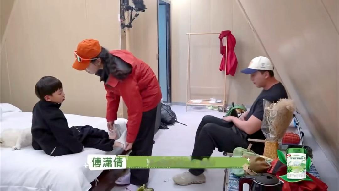 在综艺里看到教科书级的爸爸带娃户外成长计划 户外劳作全程主动分担照顾孩子的任务，