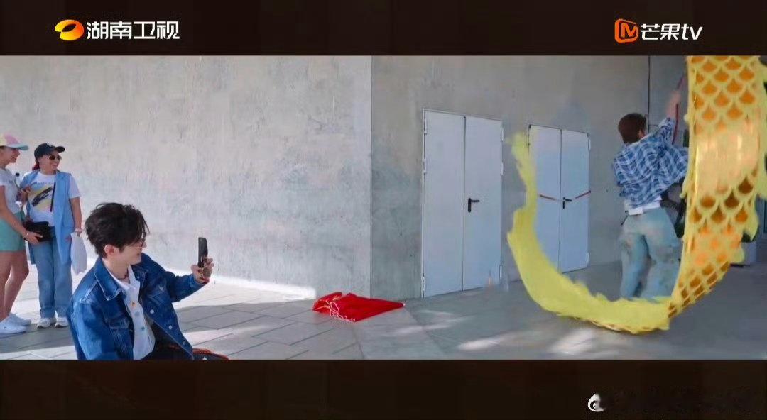 丁禹兮[超话]丁禹兮又又又化身文化使者丁禹兮把中国龙舞到非洲中餐厅被在摩洛哥街头