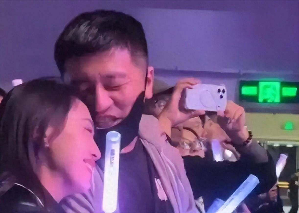 张雪峰为什么英年早逝？

身边没有真正爱他的人。

张雪峰出事后，我迅速带我老公