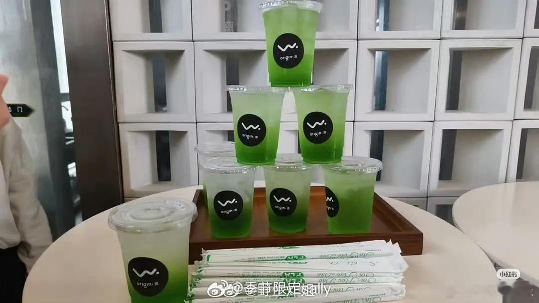 丁禹兮星光大赏给粉丝逆应援 丁禹兮把粉丝宠的很好，和小海棠的双向奔赴，太幸福了