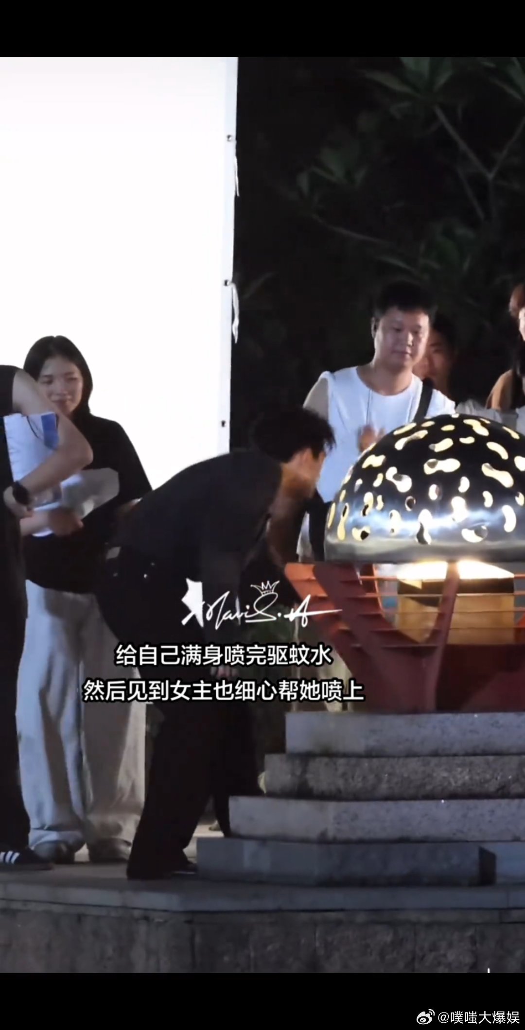 李现李现给张婧仪喷驱蚊水李现主动给张婧仪喷驱蚊水 李现本身就是一个很好很好的人，