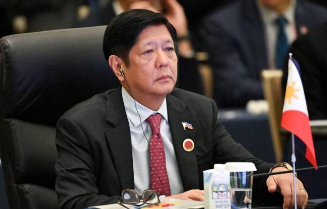 菲律宾参议院将马科斯总统、其子桑德罗及表弟罗穆亚尔德斯同列腐败调查名单。导火索是
