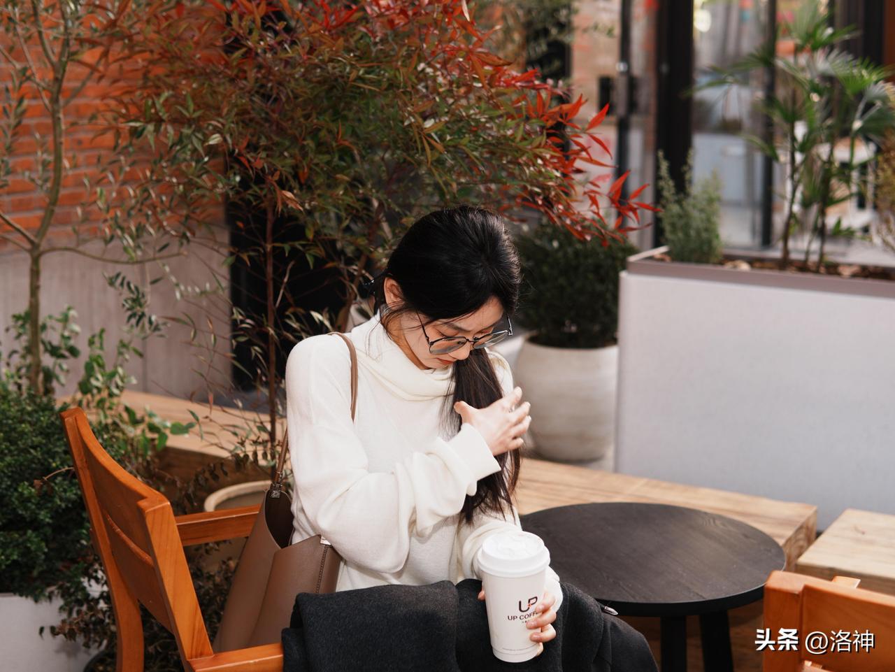 还没有女人味呢
就已经有老人味了

轻熟女人味 少妇味 中老年男人味 温柔小女人