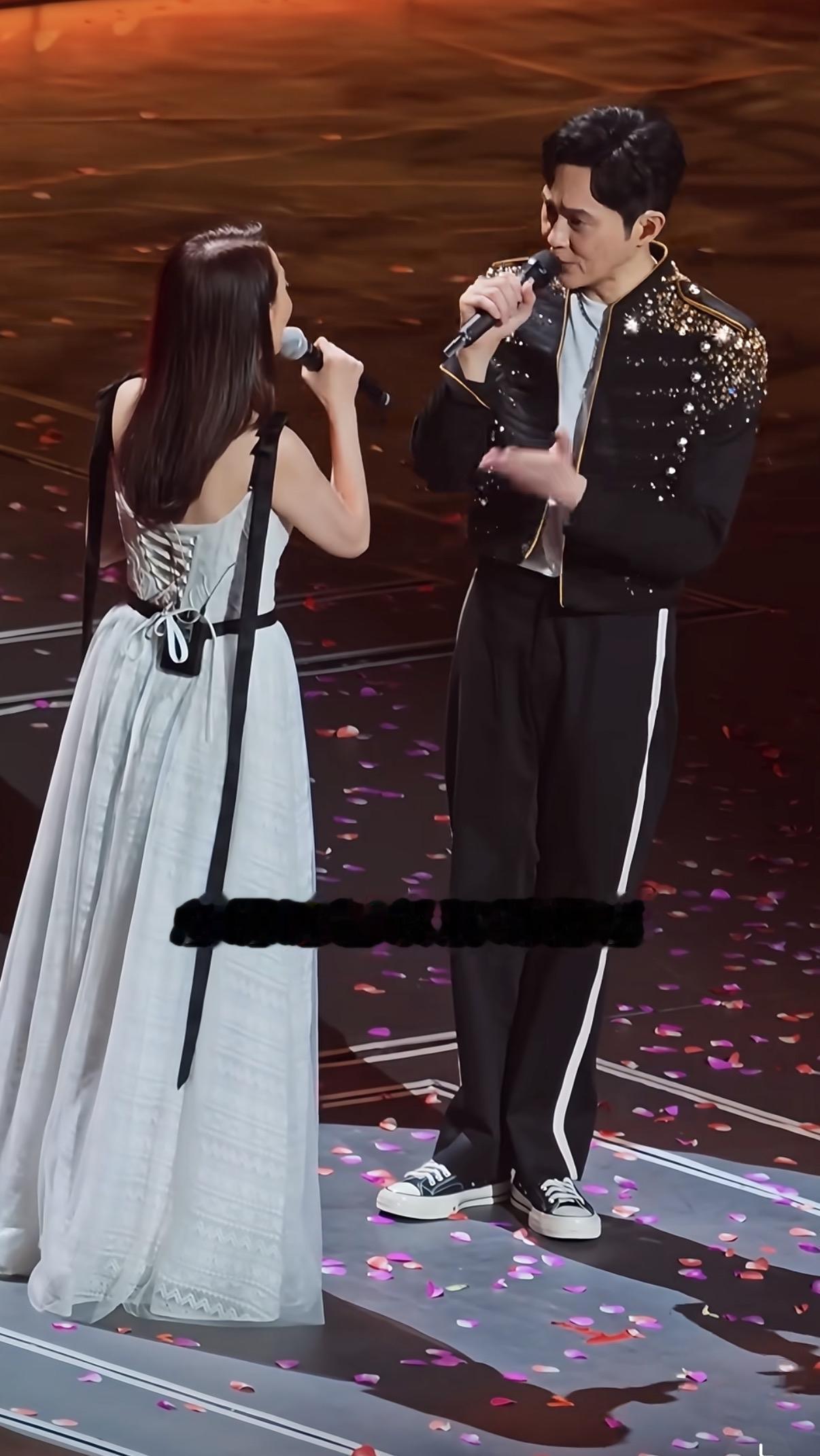 张智霖和前女友合唱《片片枫叶情》好好听，都说他俩是世纪大合体，其实这已经不是第一