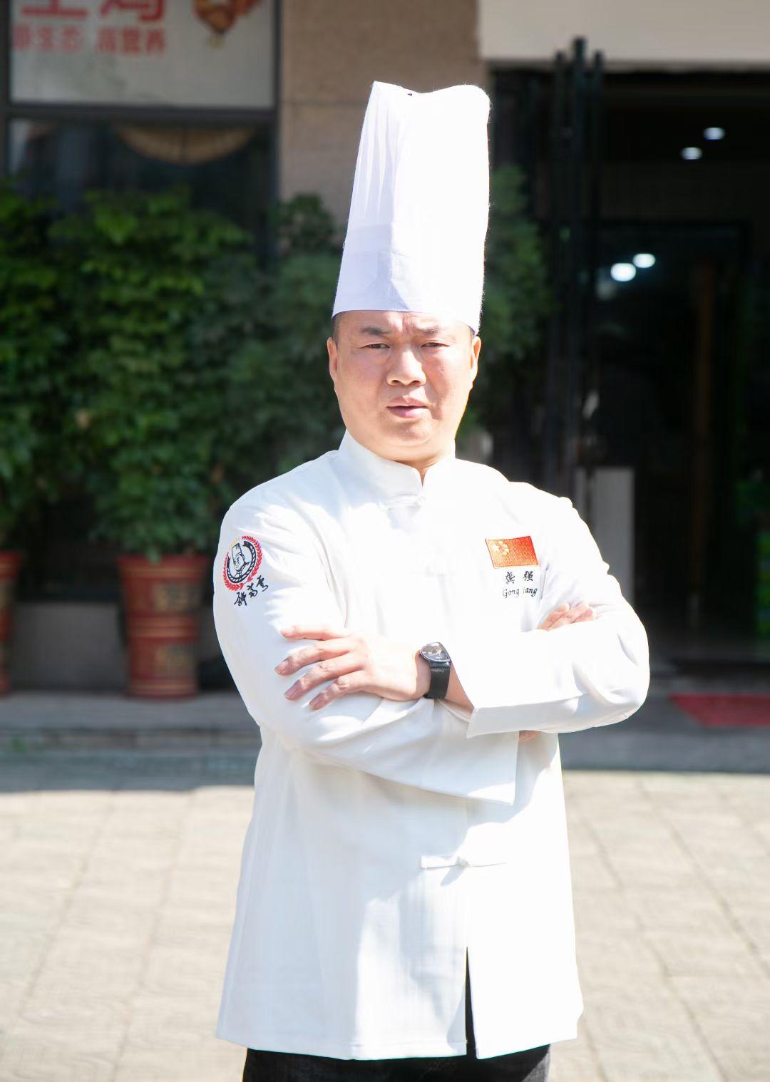 中国湘菜大师龚强和他的爱徒们

文/中国湘菜文化大师 邓杰

作为湘潭湘菜界的实
