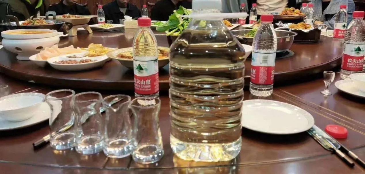 一上海绅士在酒店宴请客人，他将10瓶茅台酒倒入塑料桶中，最后聚餐喝得只剩下三分之