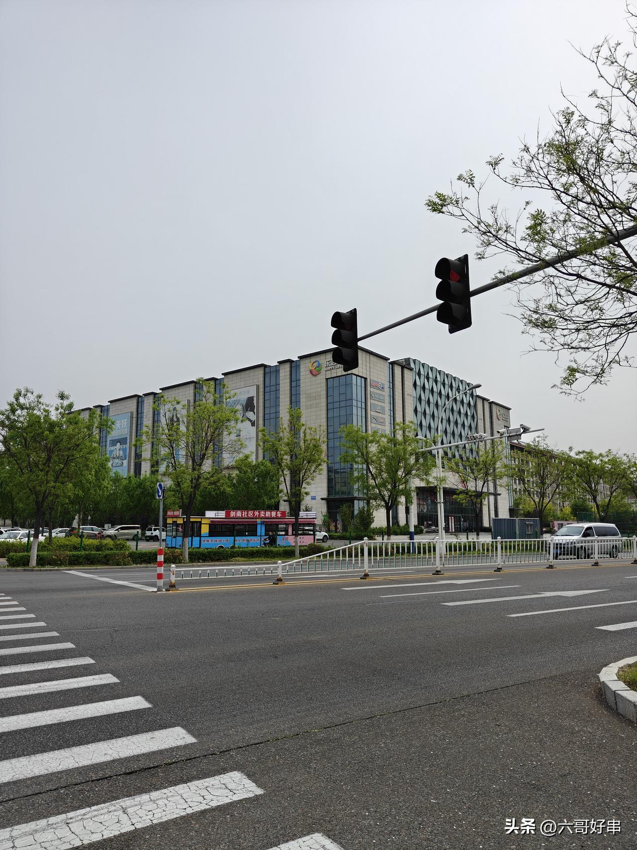 偌大的五层楼的大商场也黄了。
河北省秦皇岛市抚宁区紫金湾洋河大街上一个叫乐活汇的