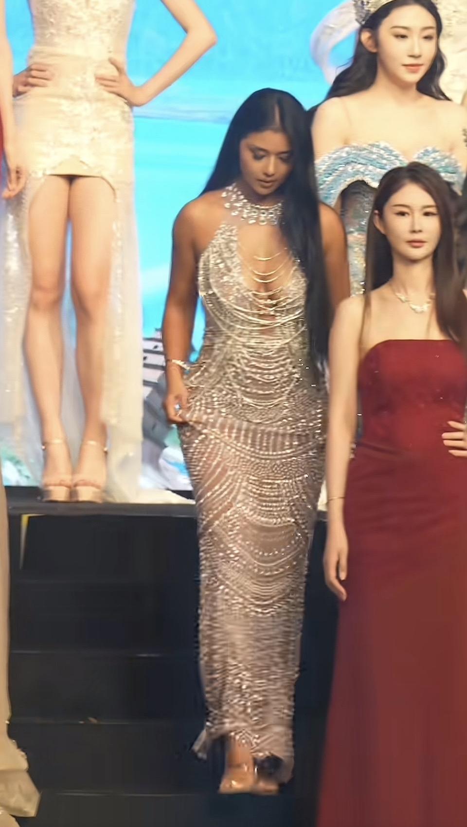红毯上的华丽瞬间，闪耀的礼服与自信的步伐