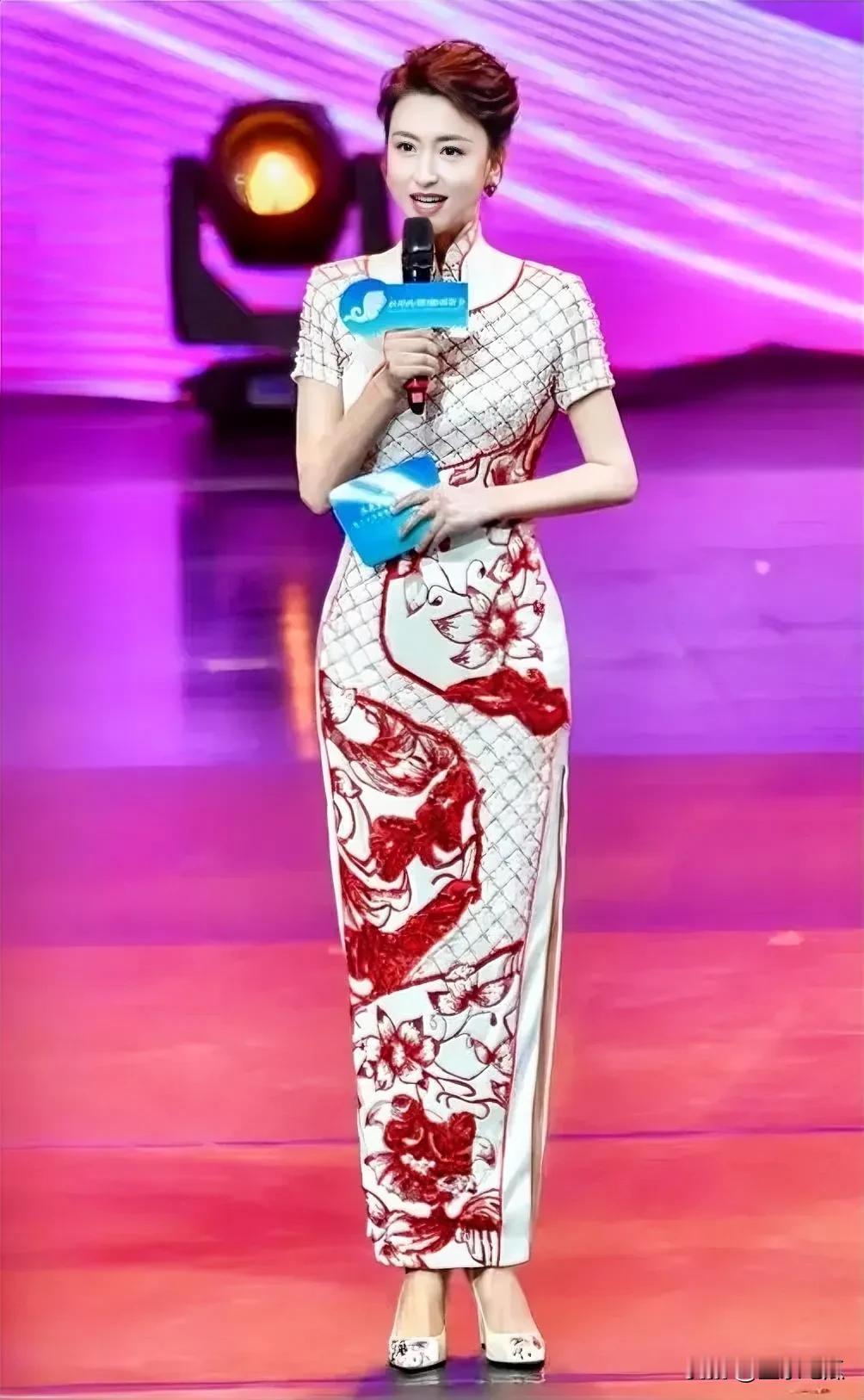 主持人张蕾大美了！美得360度无死角，这容颜，这身材，简直是无人能比，主持节目也