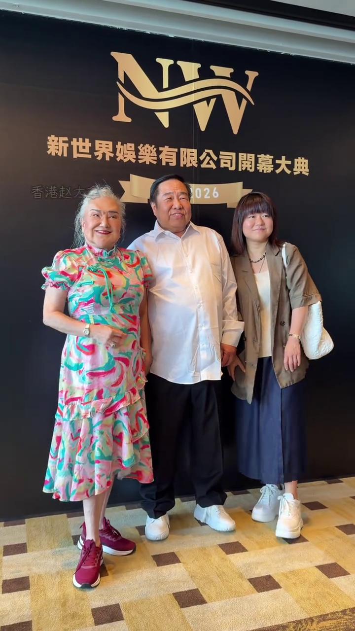 老友相聚，场面温馨感人。