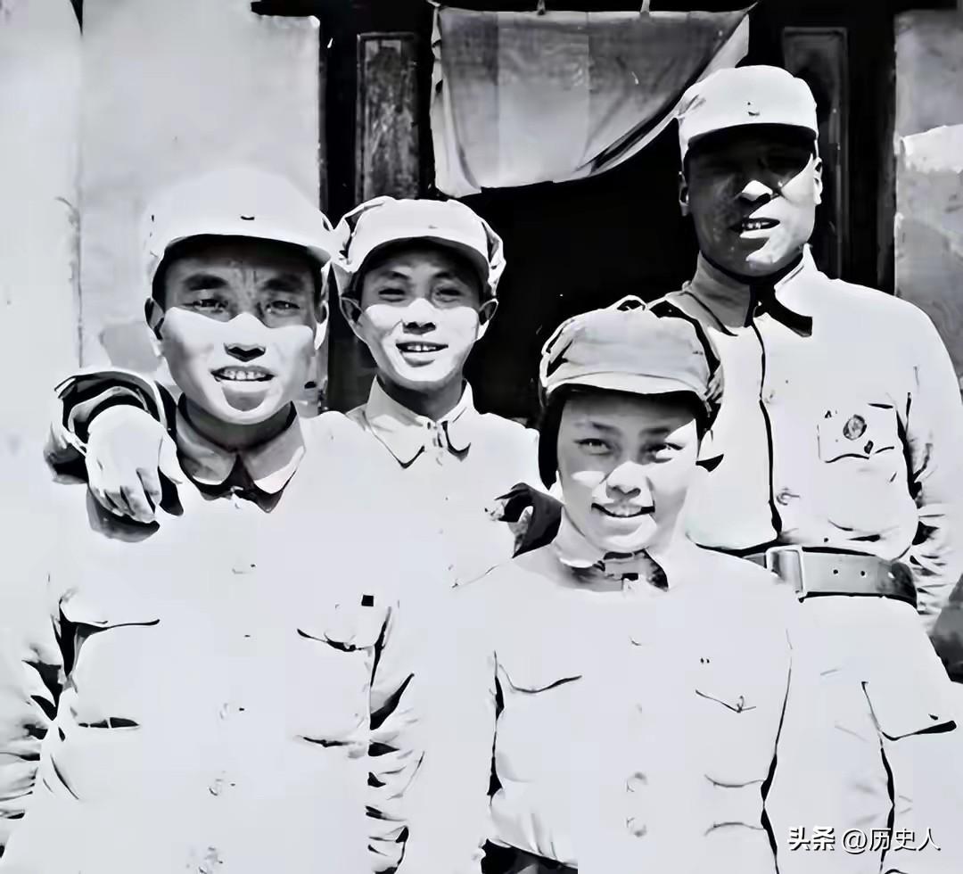 1955年授衔最特殊的将军：资历碾压众人，粟裕喊他老排长，授衔当天在家写检讨
 