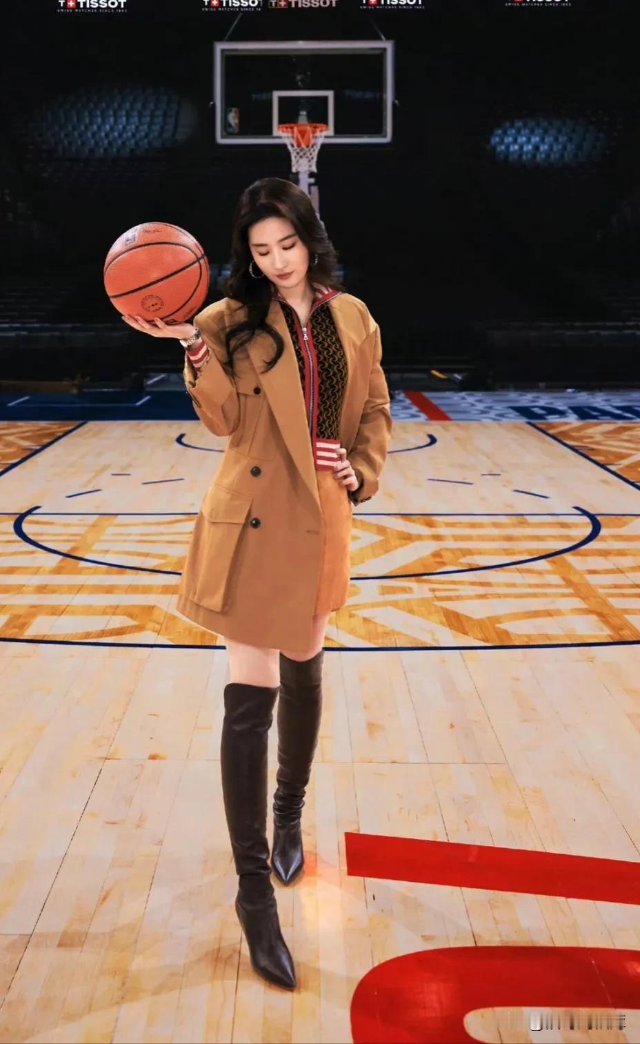 刘亦菲应邀亮相NBA巴黎赛～焦糖色西装外套搭配过膝长靴非常的酷妹，虽然但是，为什