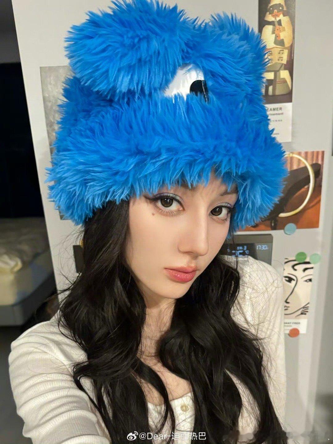 迪丽热巴变成了一顶帽子  迪丽热巴头上可以待一会吗  迪丽热巴变成了一顶帽子 迪