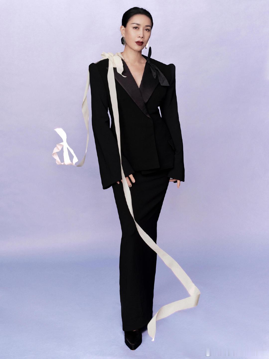 那英 冷脸1那英冷脸的瞬间直接戳中我心巴！攻气值拉满，天生大明星气场真不是吹的 