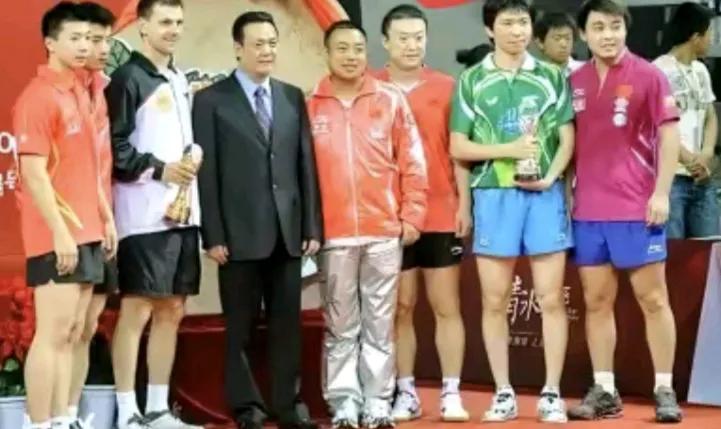 这张照片看着挺有意思。

2004年雅典奥运会，韩国选手柳承敏夺得了男单冠军，王