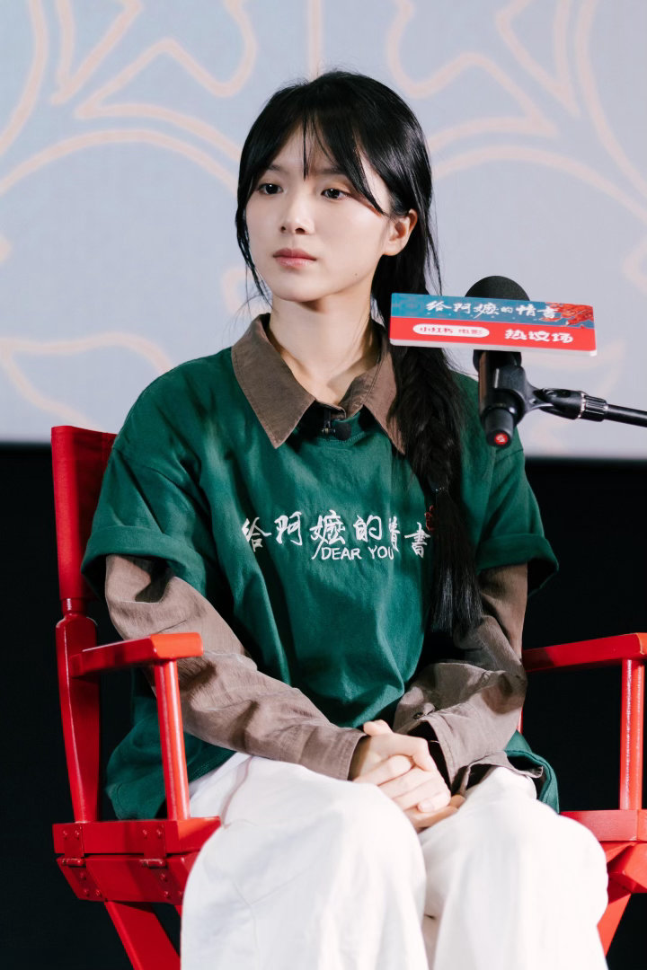 李思潼好干净的眼神 她站在那里不说话，光看眼睛就觉得是个很干净的人。面部平整度确