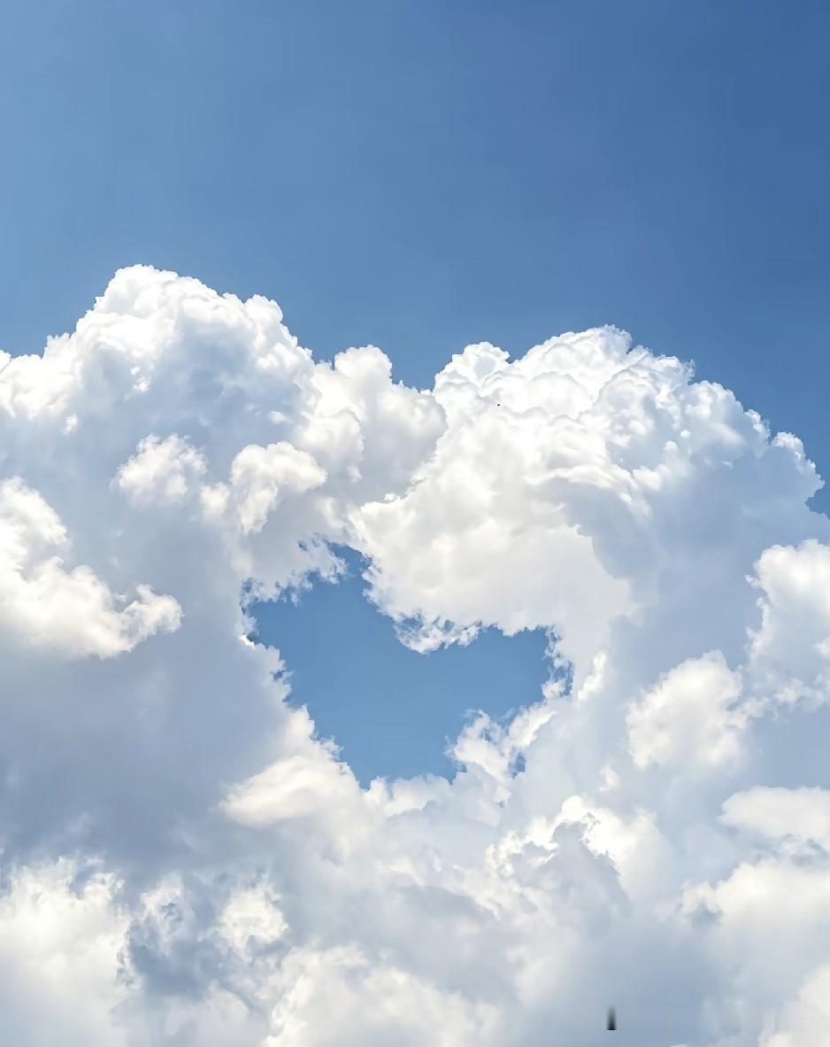 西安的天空之城，今天的天空真美，蓝天白云，天高云阔，大家预测一下，这样好的天，晚
