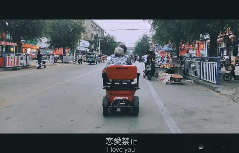 活一辈子，我也选“爱你老己”（这里应该是“爱你自己”）。人生就这么一次，干嘛不先