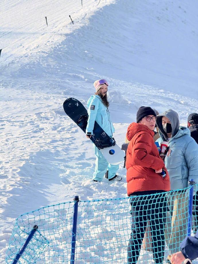 网友崇礼滑雪偶遇张予曦 家人们谁懂啊！崇礼雪场最近成了幸运地，有网友滑雪时撞见了