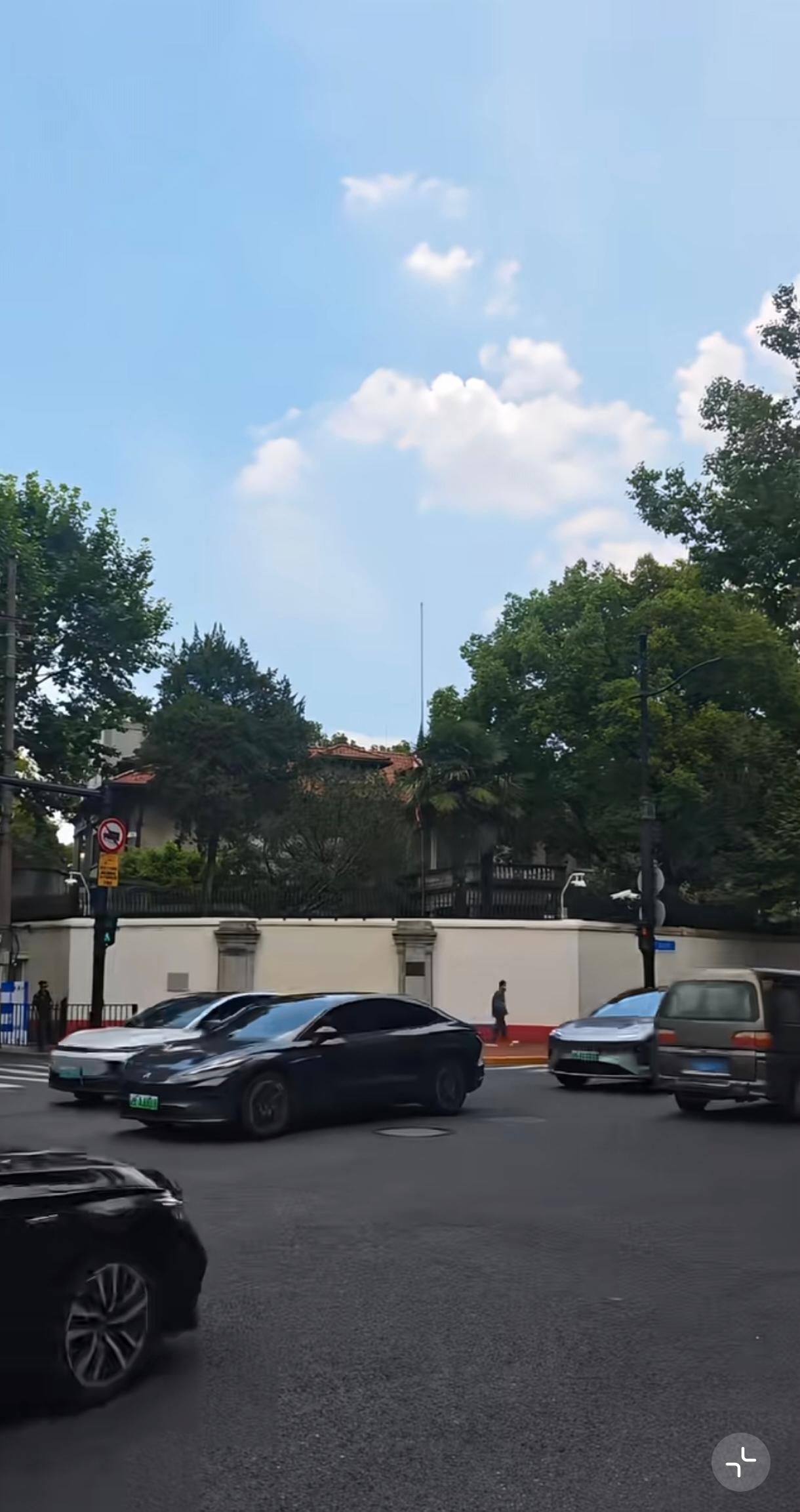 上海市淮海中路1469号，美国驻沪总领事馆，降半旗了，悼念参议院格雷厄姆，一个反